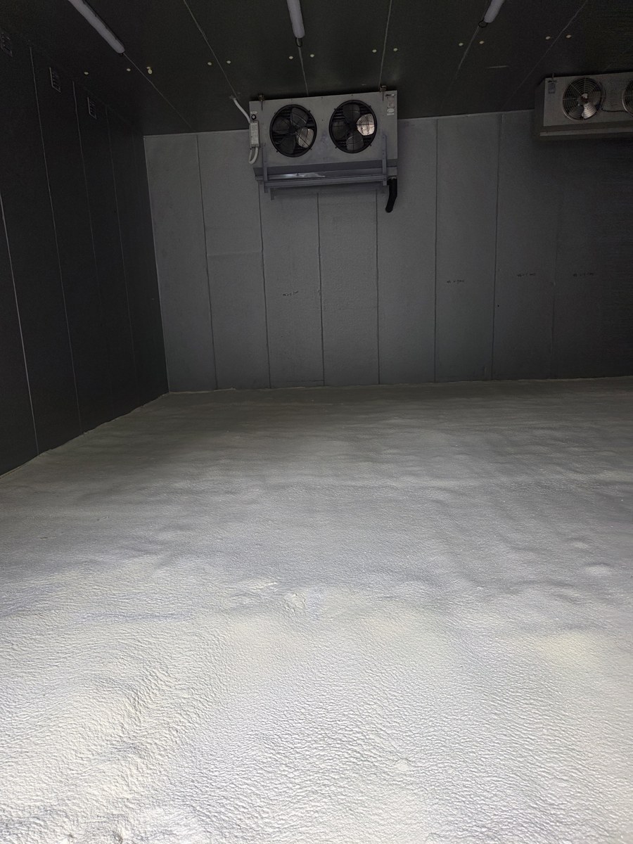 아산 냉장창고 바닥 전체를 덮은 폴리우레탄폼과 냉각기